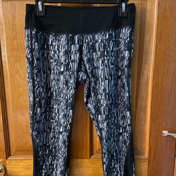 Nike. Size Medium. Black & White Pattern Mid-Rise Cropped Leggings. - Picture 2 of 4